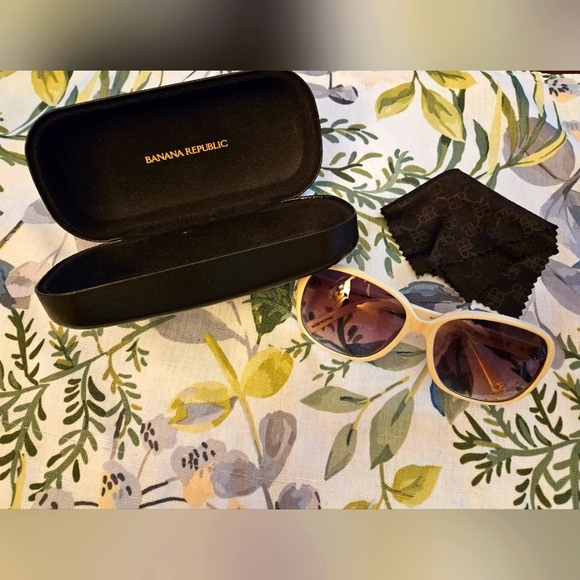 🕶😎BANANA REPUBLIC SUNGLASSES - Picture 1 of 7
